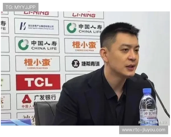 辽宁主帅杨鸣因争议判罚被驱逐出场,球队连吃三次技术犯规。 辽宁主帅杨鸣因争议判罚被驱逐出场,球队连吃三次技术犯规。