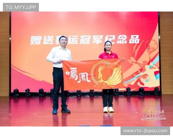 赛后新闻发布会选手互赠纪念品，展现体育友谊